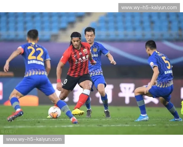 绿茵史诗，荣耀之战：上港vs苏宁经典对决视频回顾